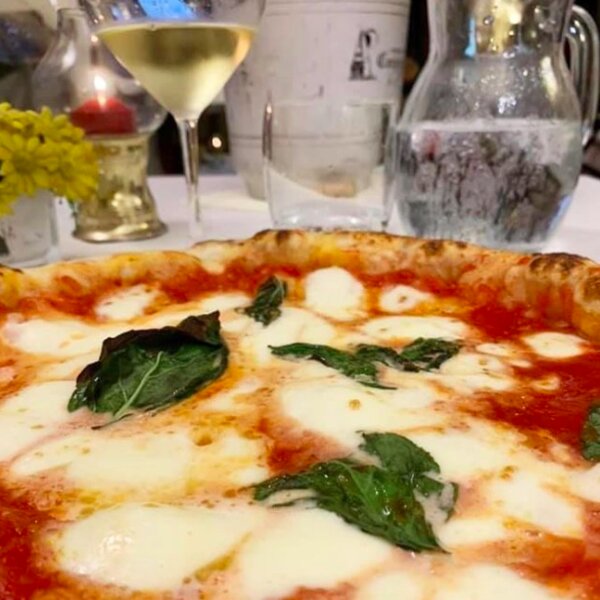 authentic pizza restaurant in naples